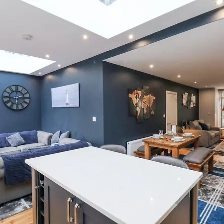 The Dollhouse スカーバラ